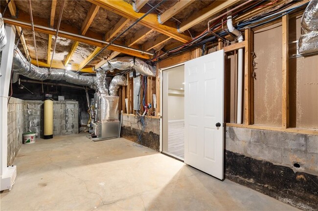 Building Photo - 1907 Mercedes Ct NE