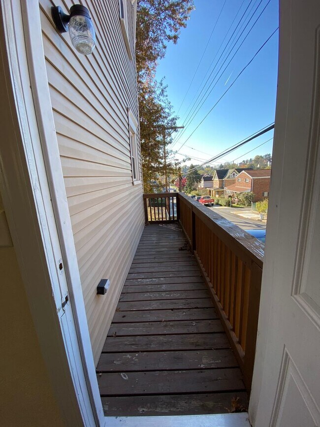 Building Photo - Spacious 3br house with off street parking