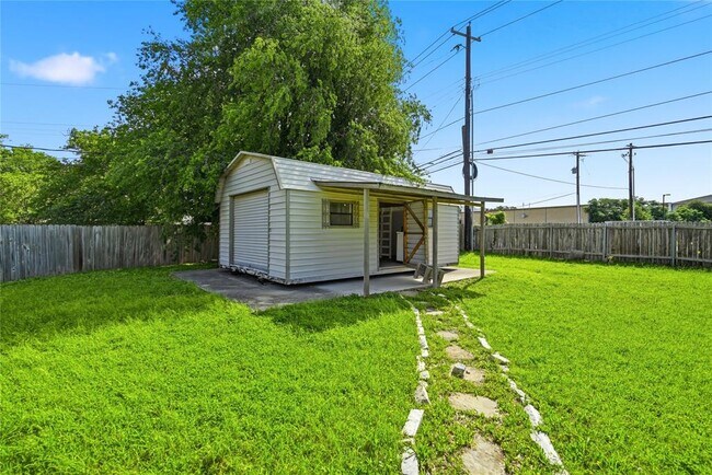 Building Photo - 5503 Basswood Ln