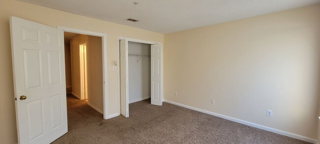 Building Photo - Affordable Roomate Floor Plan - 2 Full Bat...