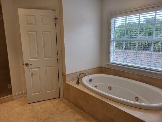 Building Photo - 1604 NE 17th Ave