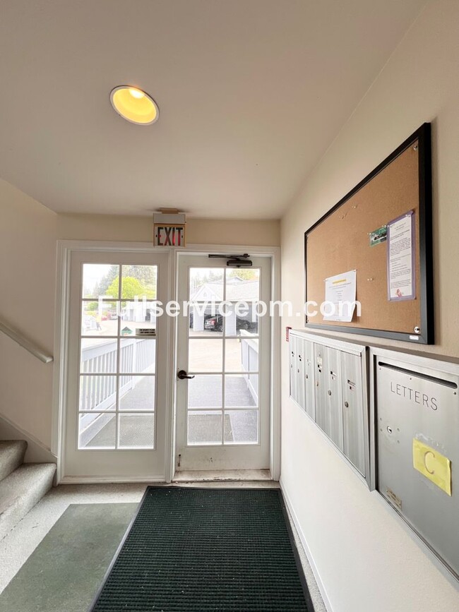 Building Photo - Stylish and Updated Newport Crest Condo
