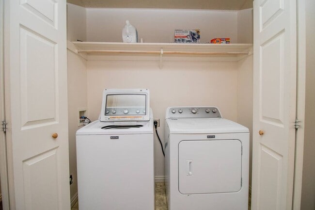 Building Photo - 592 Sunflower Rd