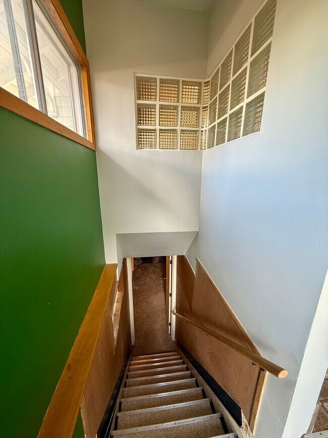 Building Photo - Stunning 3 Bed / 2 Bath Home on 10th Street!