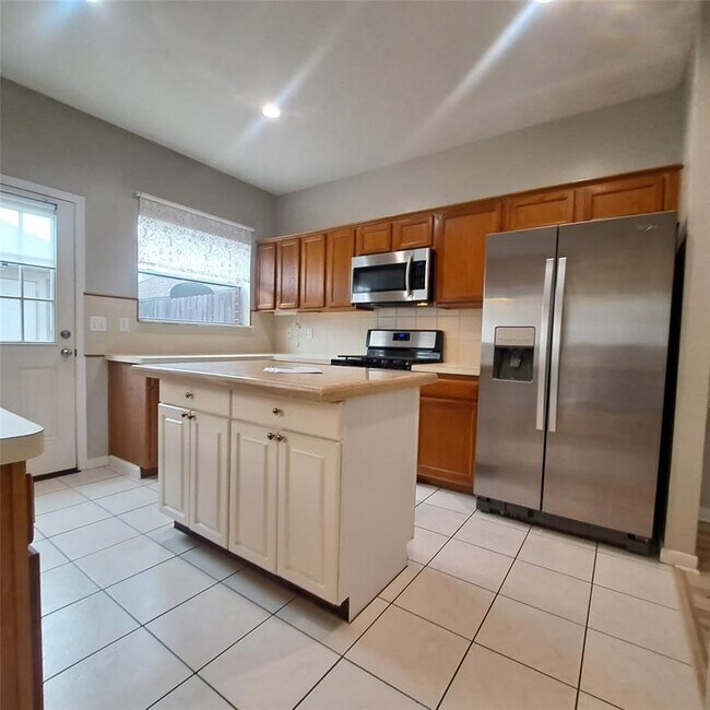 Building Photo - 1365 El Camino Village Dr