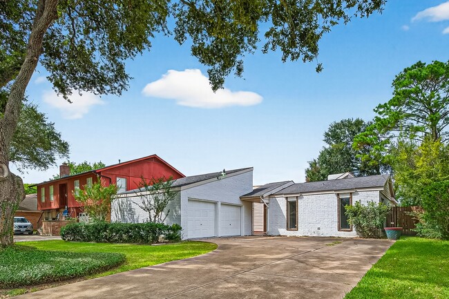 Building Photo - 2042 Hilton Head Dr