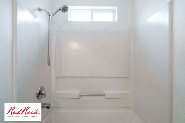 Building Photo - Dog Friendly - 3 Bedroom, 2 Bathroom Prope...