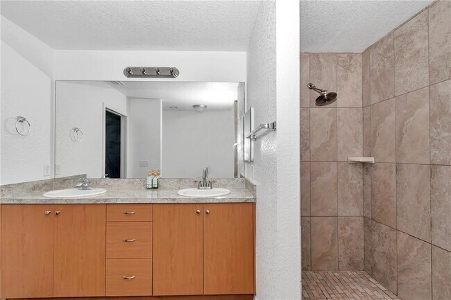 Building Photo - 70 SE 81st Pl