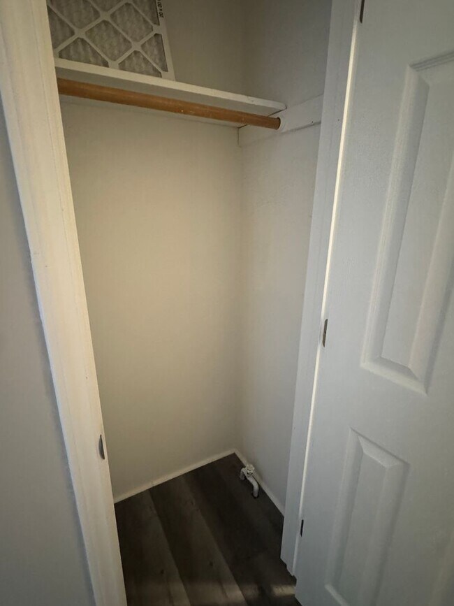 Building Photo - Gorgeous 3 bedroom home recently upgraded
