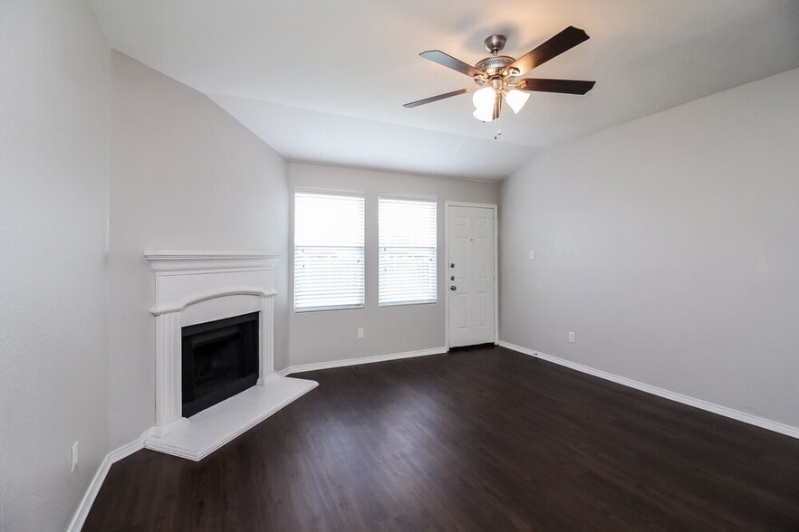 Building Photo - 1914 Palma Pita St