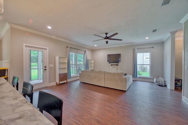 Building Photo - Elegant Modern Farmhouse in High Springs