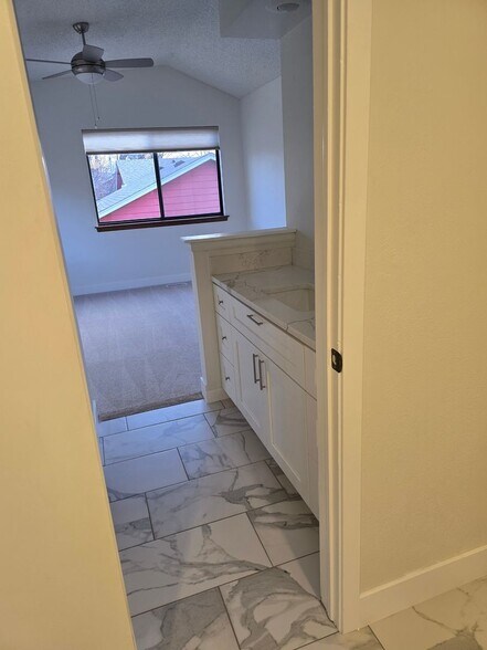 Building Photo - 443 Lincoln Cir