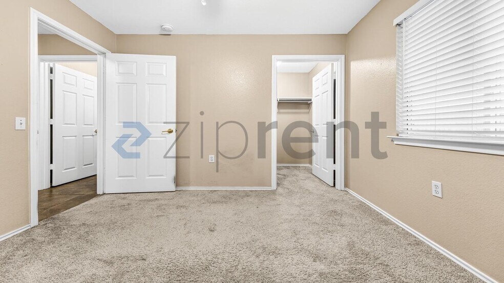 Building Photo - Unit