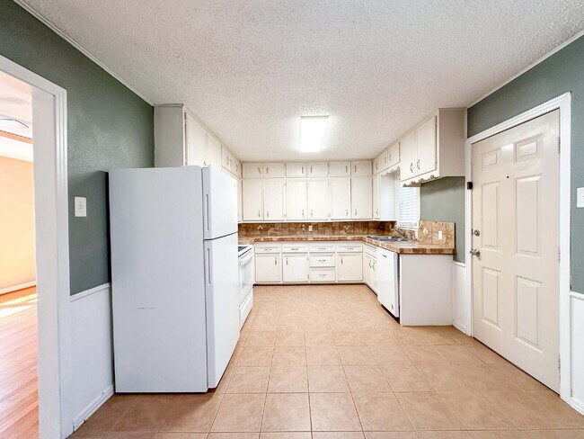 Building Photo - 2-bedroom, 1-bath home in Maxey Park!