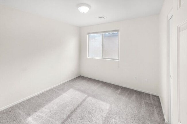 Building Photo - 2 Story-3 Bdrm, All Elecric- Energy Efficient/Vail Schools!