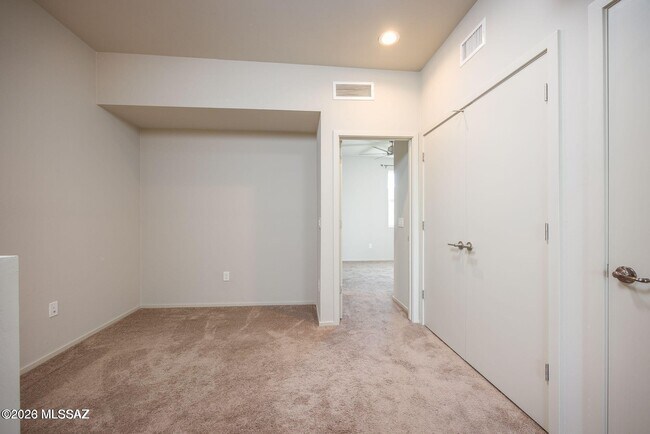 Building Photo - 848 E Park Modern Dr