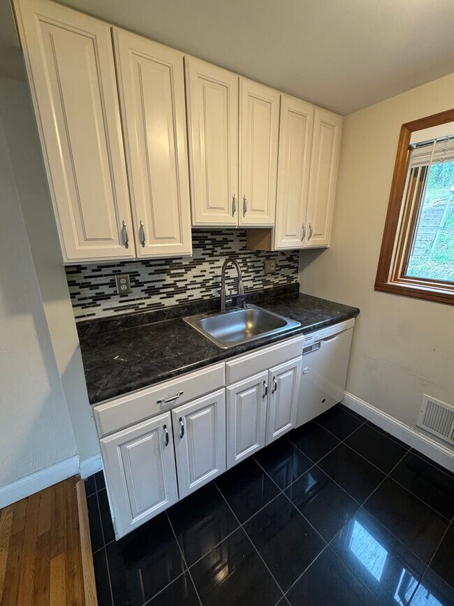 Building Photo - Coraopolis - 3 Bedroom, 1 Bath - Charming ...