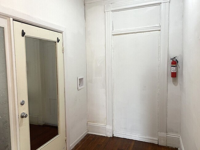 Building Photo - 871 Mulberry St