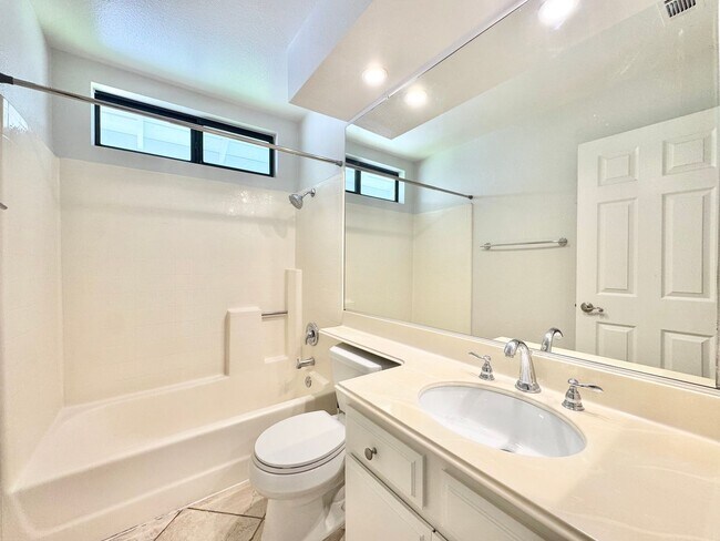 Building Photo - Beautiful 4Bd/2.5Ba Available In Laguna Hi...