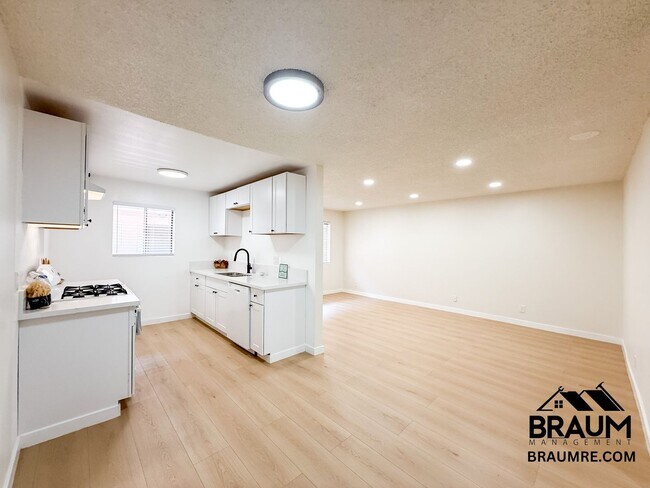 Building Photo - 221 W Elm Ave