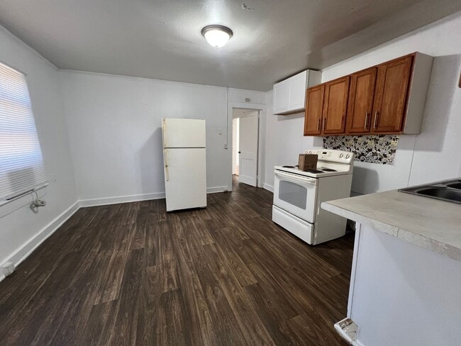 Building Photo - 3/2 Available Now in West Greenville!