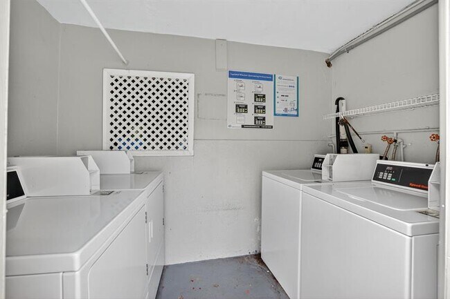 Building Photo - 1821 Middle River Dr