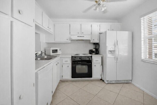 Building Photo - 931 Gardenia Dr