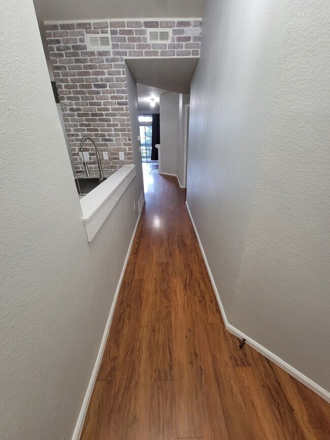 Building Photo - Fabulous Remodeled 2 bedroom , 2 bath Remo...