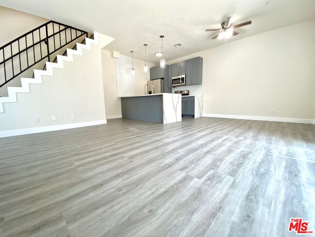 Building Photo - 6941 Hazeltine Ave