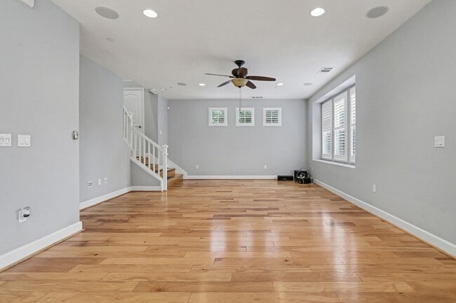 Building Photo - 568 Selby Lane