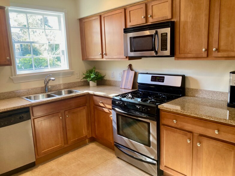 Building Photo - 36 E Lock Ln