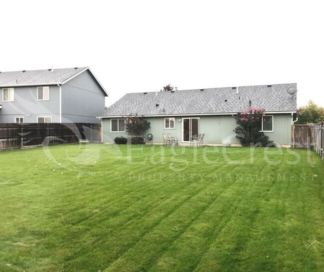 Building Photo - Three Bedroom, Two Bathroom House Located Near WWCC