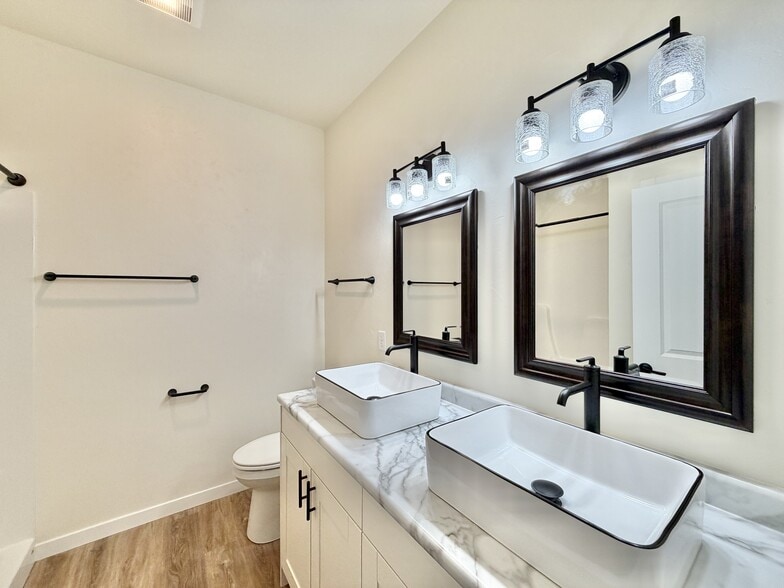 Building Photo - 3018 Mineral Point Ave