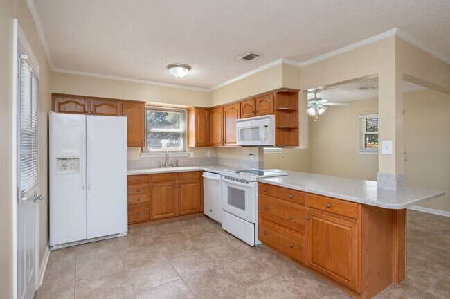 Building Photo - Updated 3 Bedroom in Great Location!