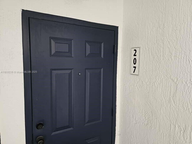 Building Photo - 207 Villa Cir