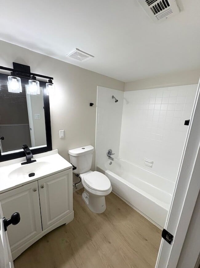 Building Photo - Stunning 4-Bedroom, 2.5-Bathroom Townhouse in the Heart of Sarasota!