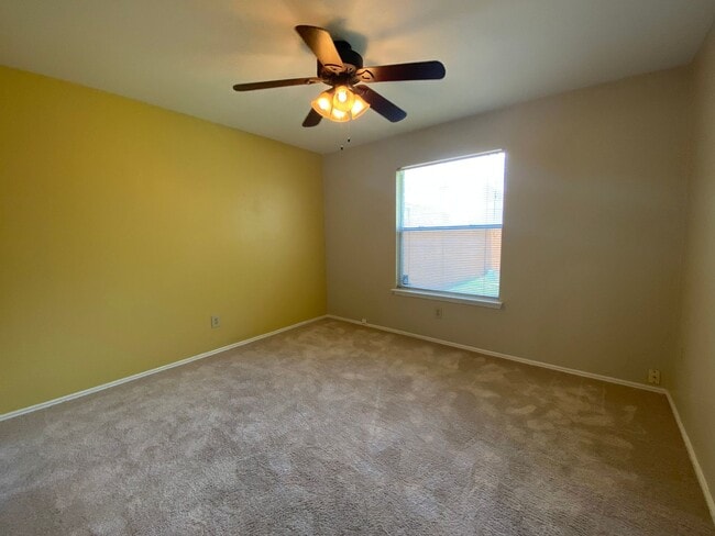 Building Photo - 3 Bedroom 2 Bath~ Updated Kitchen!