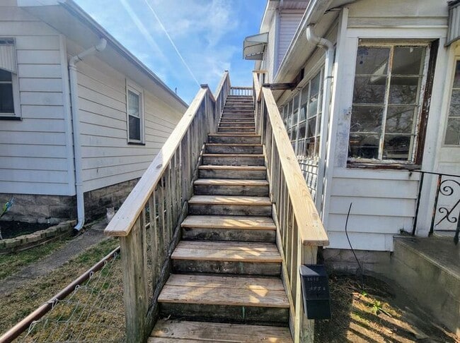 Building Photo - 2 BR Upstairs Apartment