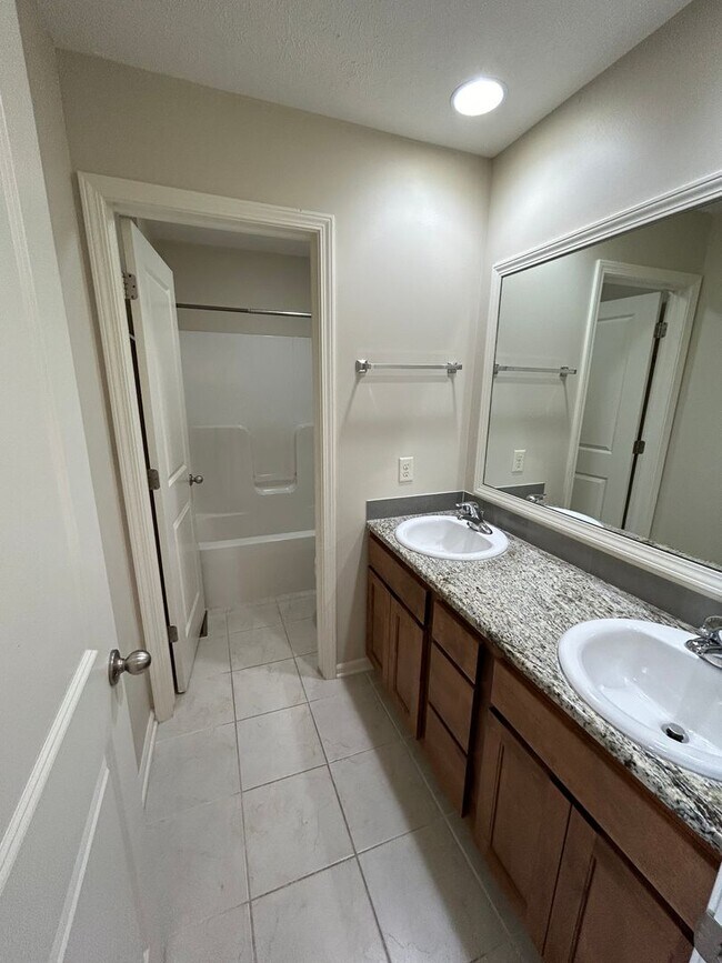 Building Photo - Beautiful, spacious, 4 bedroom, 3 bath tow...