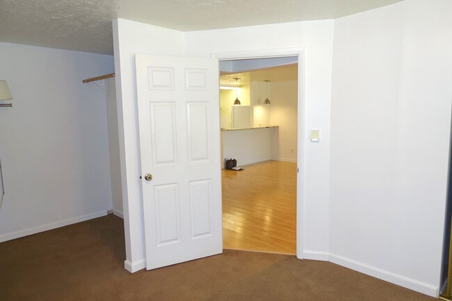 Building Photo - Updated Condo in Park-Like Setting