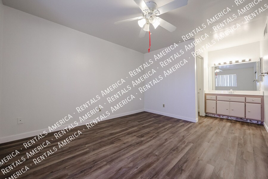 Building Photo - 5525 E Thomas Rd