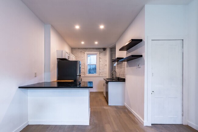 Building Photo - Urban Elegance in the Heart of the South Side