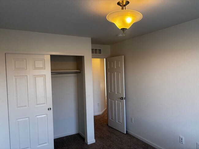 Building Photo - Available now 3bd 3.5 ba .Town home for rent located near Buckley AFB between Smokey hill and Qui...