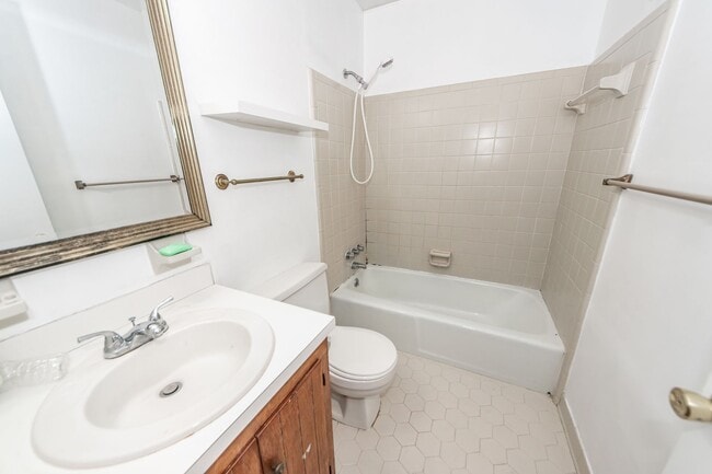 Building Photo - 2 Bedroom, 1.5 Bathroom Townhome - Summerville