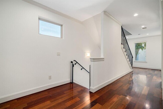 Building Photo - 6115 Hamman St