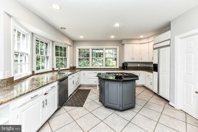 Building Photo - 2030 Spring Branch Dr