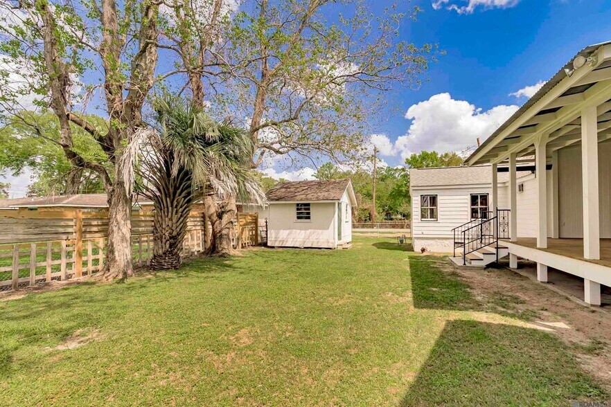 Building Photo - 222 E Sanders St