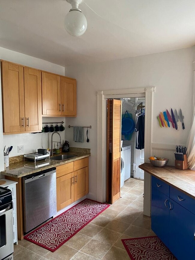 Building Photo - 19 Sharon St