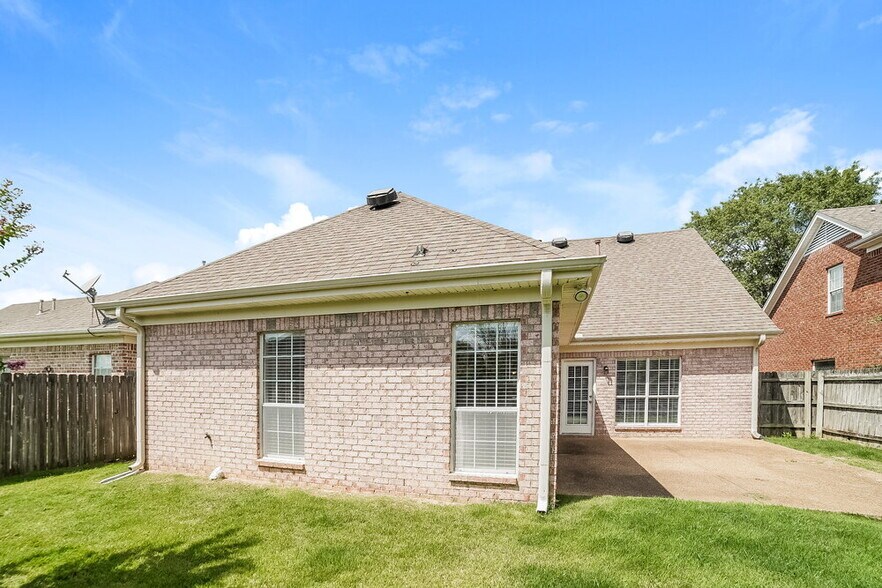 Building Photo - 2875 Liverpool Ln