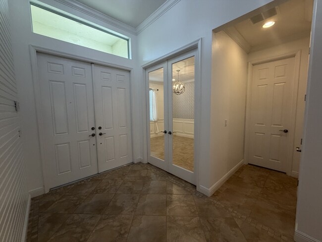 Building Photo - 11908 SW Crestwood Cir